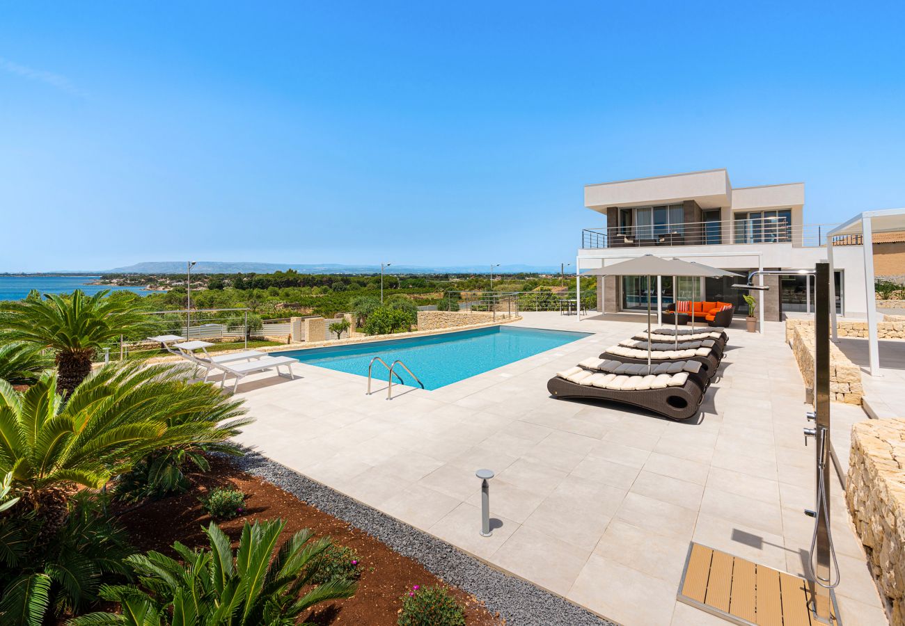 Villa a Siracusa - Lussuosa villa con piscina fronte mare, Plemmirio, Siracusa