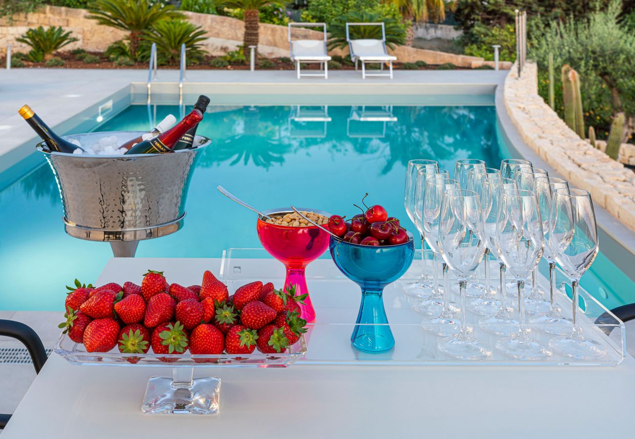 Villa a Siracusa - Lussuosa villa con piscina fronte mare, Plemmirio, Siracusa