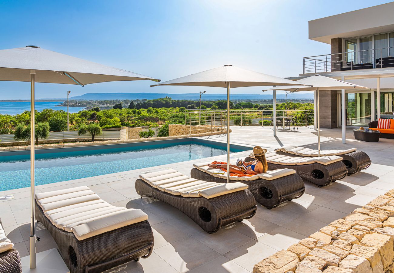 Villa a Siracusa - Lussuosa villa con piscina fronte mare, Plemmirio, Siracusa