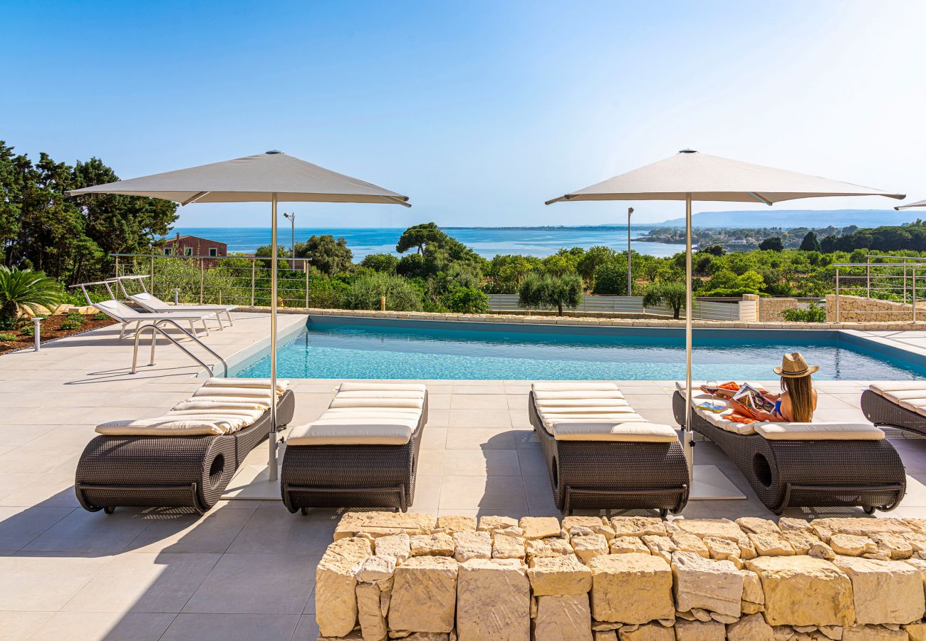 Villa a Siracusa - Lussuosa villa con piscina fronte mare, Plemmirio, Siracusa