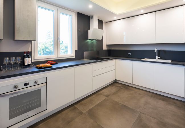 Villa a Siracusa - Lussuosa villa con piscina, jacuzzi e accesso al mare, Di Casa In SIcilia Villa a Siracusa - Lussuosa villa con piscina, jacuzzi e accesso al mare, Di Casa In SIcilia