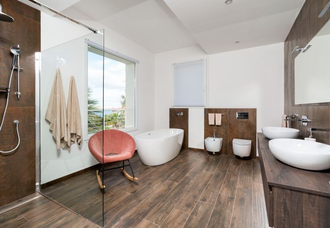 Villa a Siracusa - Lussuosa villa con piscina, jacuzzi e accesso al mare, Di Casa In SIcilia Villa a Siracusa - Lussuosa villa con piscina, jacuzzi e accesso al mare, Di Casa In SIcilia