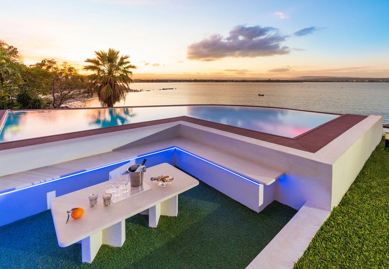 Villa a Siracusa - Lussuosa villa con piscina e accesso al mare, Plemmirio, Siracusa