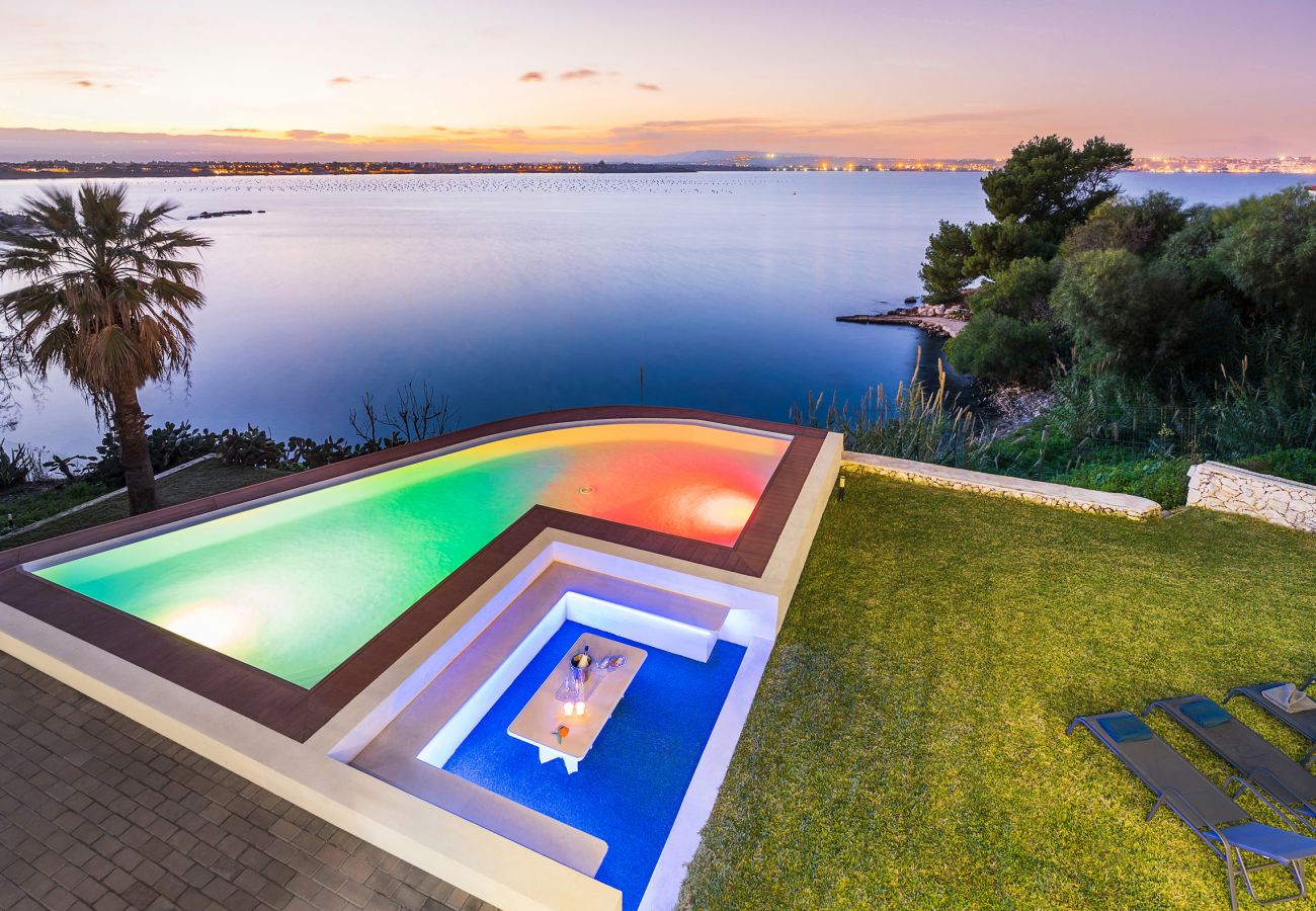 Villa a Siracusa - Lussuosa villa con piscina e accesso al mare, Plemmirio, Siracusa