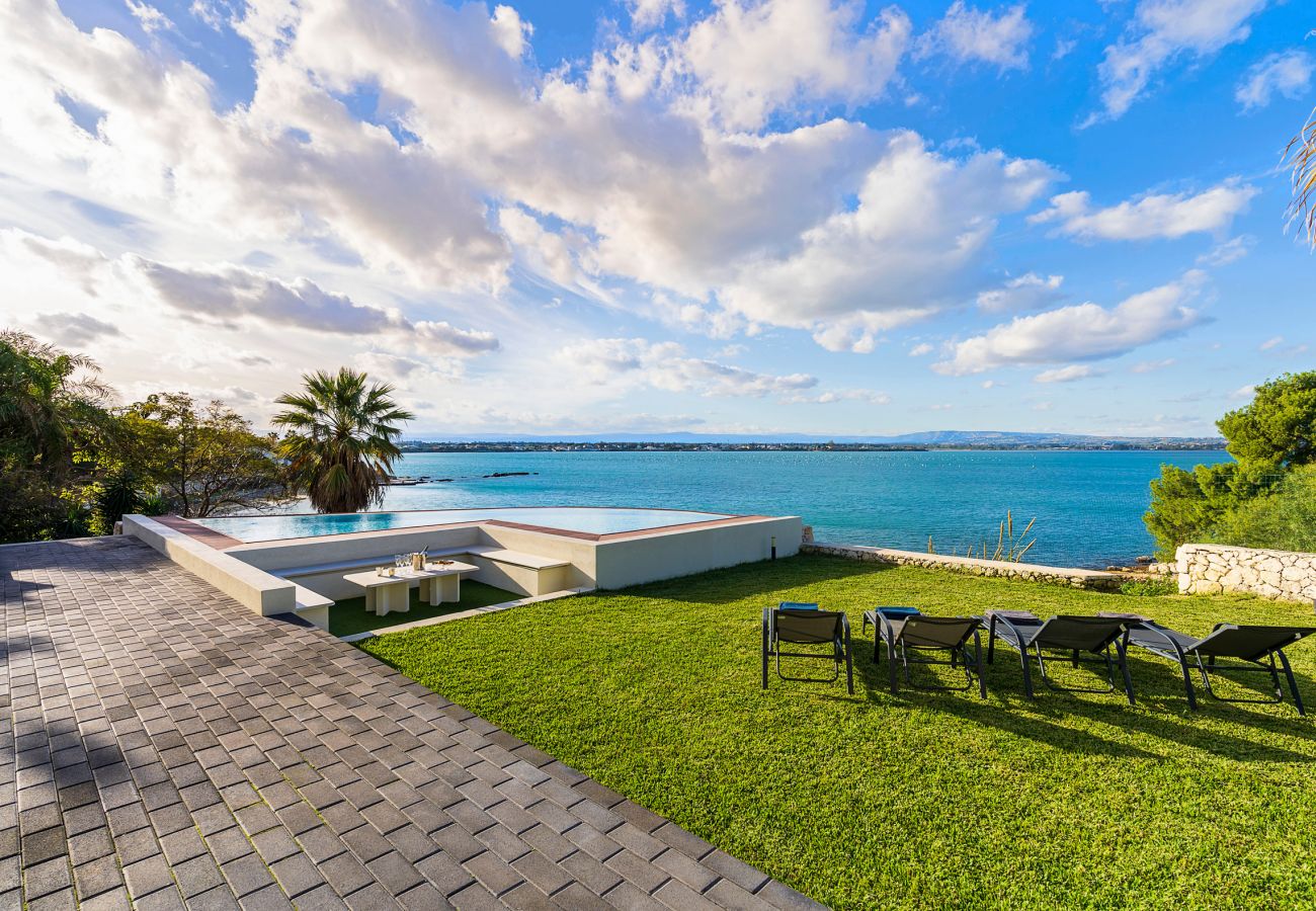 Villa a Siracusa - Lussuosa villa con piscina e accesso al mare, Plemmirio, Siracusa