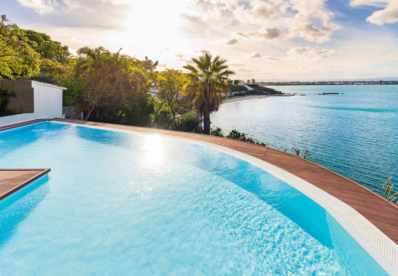 Villa a Siracusa - Lussuosa villa con piscina e accesso al mare, Plemmirio, Siracusa