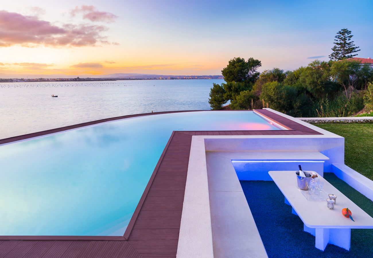Villa a Siracusa - Lussuosa villa con piscina e accesso al mare, Plemmirio, Siracusa