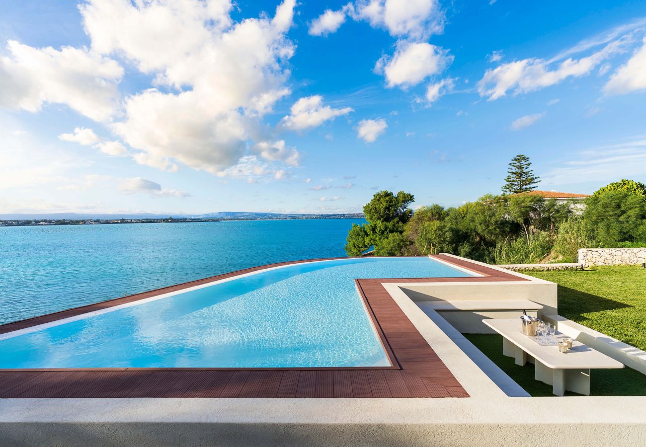 Villa a Siracusa - Lussuosa villa con piscina e accesso al mare, Plemmirio, Siracusa