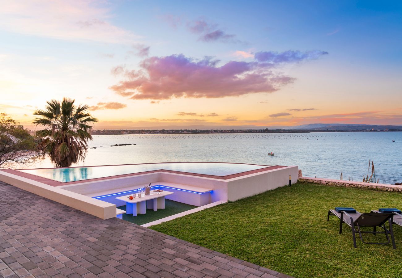 Villa a Siracusa - Lussuosa villa con piscina e accesso al mare, Plemmirio, Siracusa