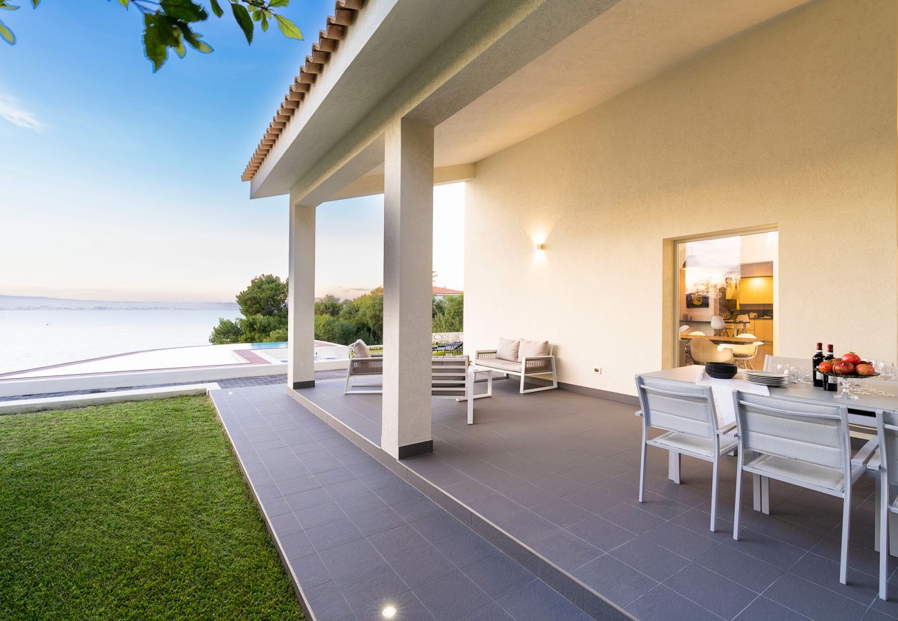 Villa a Siracusa - Lussuosa villa con piscina e accesso al mare, Plemmirio, Siracusa