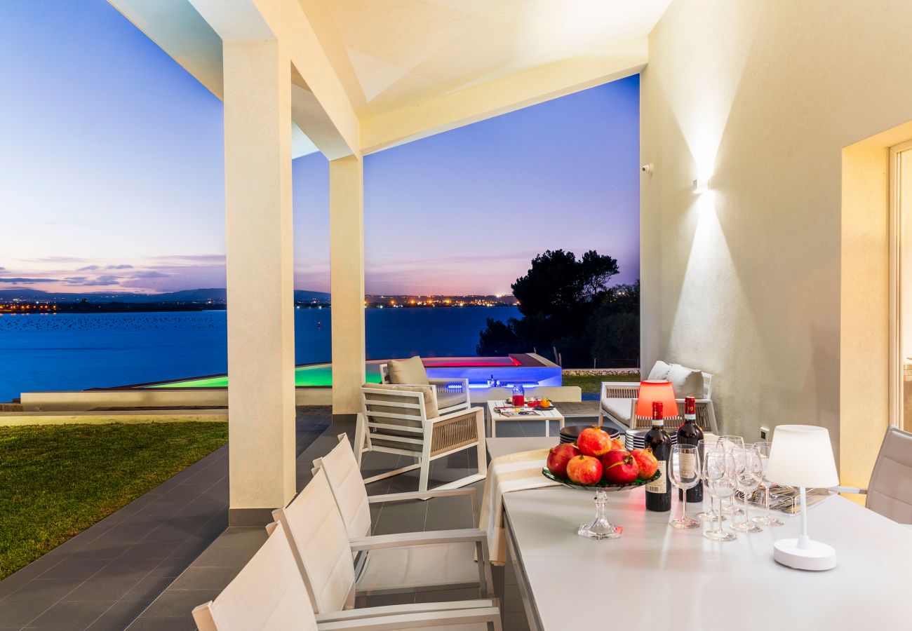 Villa a Siracusa - Lussuosa villa con piscina e accesso al mare, Plemmirio, Siracusa