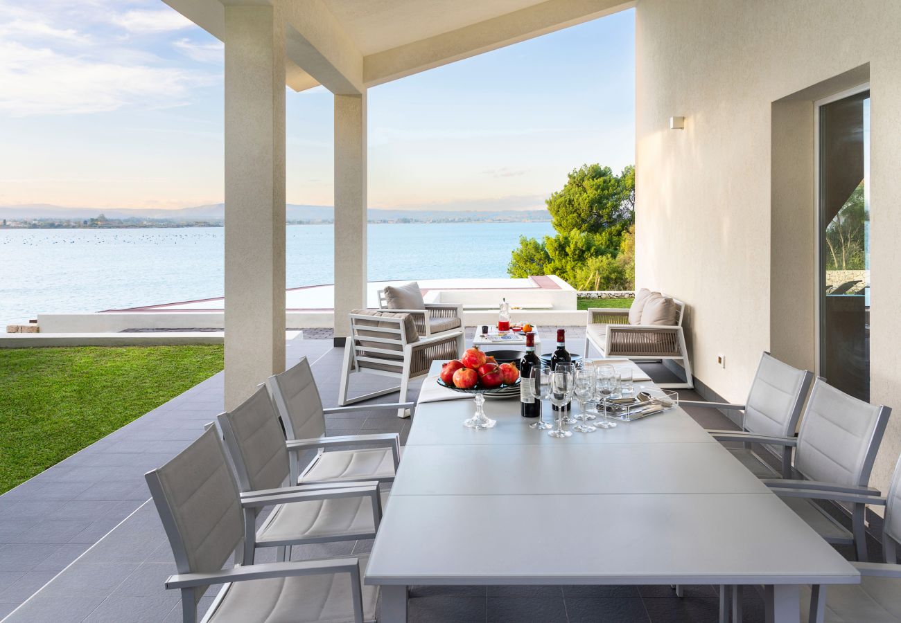 Villa a Siracusa - Lussuosa villa con piscina e accesso al mare, Plemmirio, Siracusa