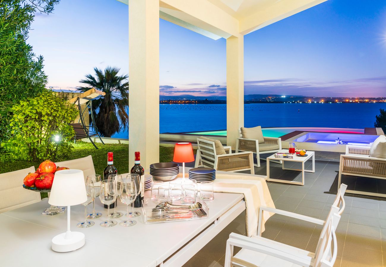 Villa a Siracusa - Lussuosa villa con piscina e accesso al mare, Plemmirio, Siracusa