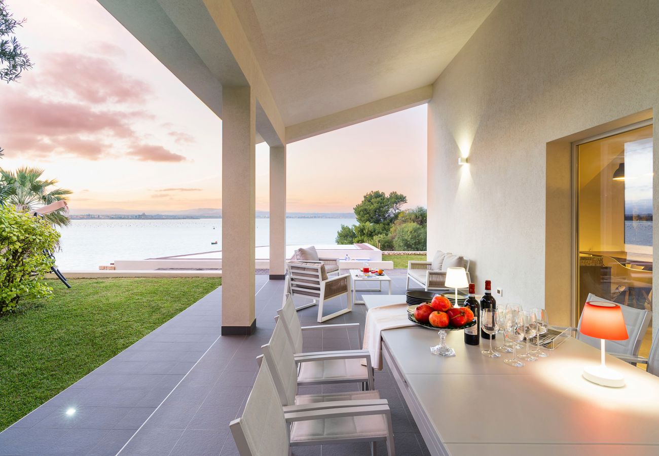 Villa a Siracusa - Lussuosa villa con piscina e accesso al mare, Plemmirio, Siracusa