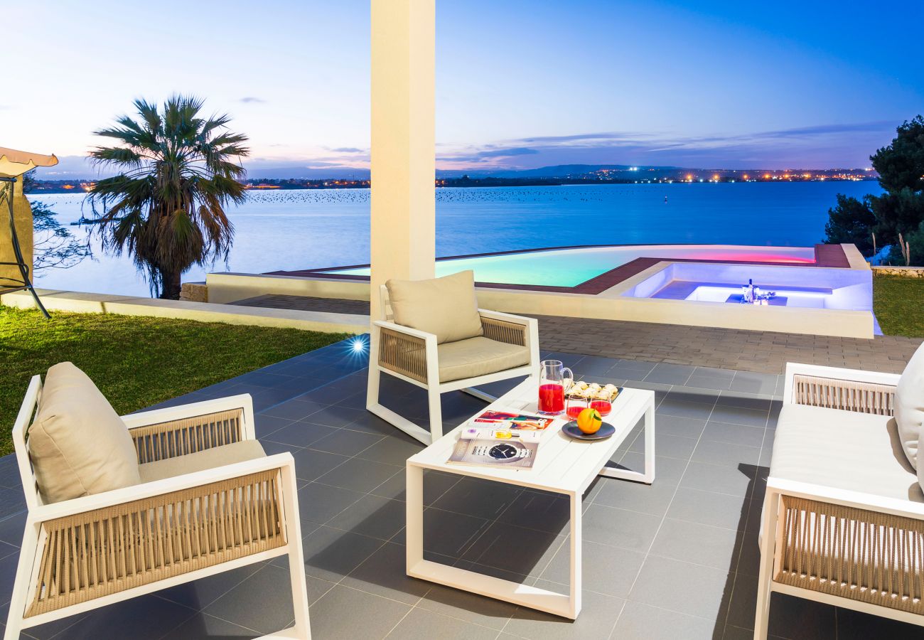 Villa a Siracusa - Lussuosa villa con piscina e accesso al mare, Plemmirio, Siracusa