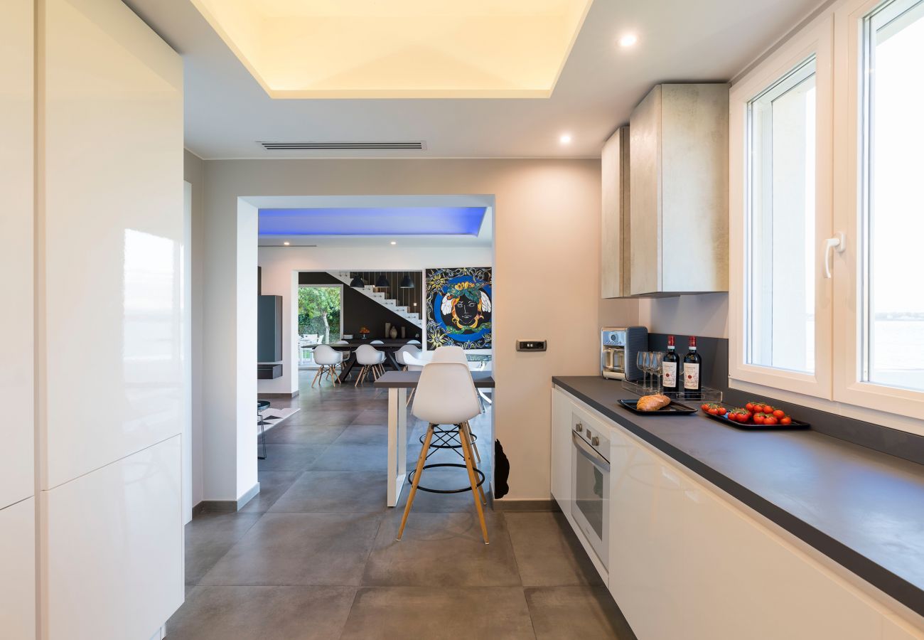 Villa a Siracusa - Lussuosa villa con piscina e accesso al mare, Plemmirio, Siracusa
