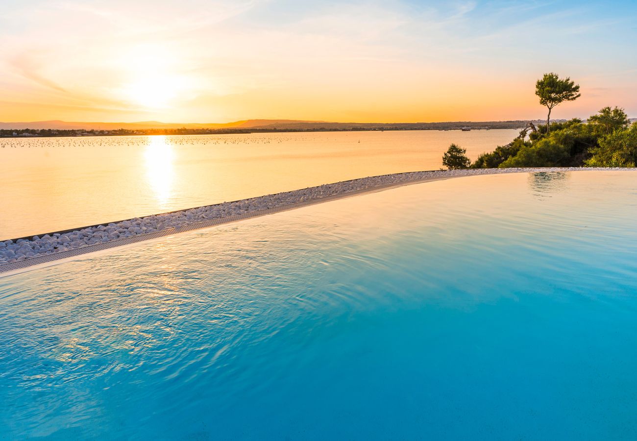Villa a Siracusa - Lussuosa villa con piscina, jacuzzi e accesso al mare, Di Casa In Sicilia