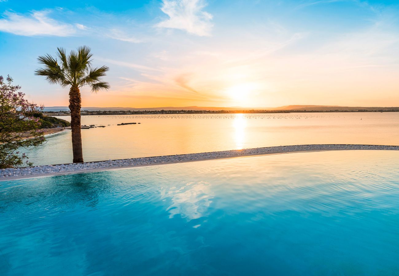 Villa a Siracusa - Lussuosa villa con piscina, jacuzzi e accesso al mare, Di Casa In Sicilia