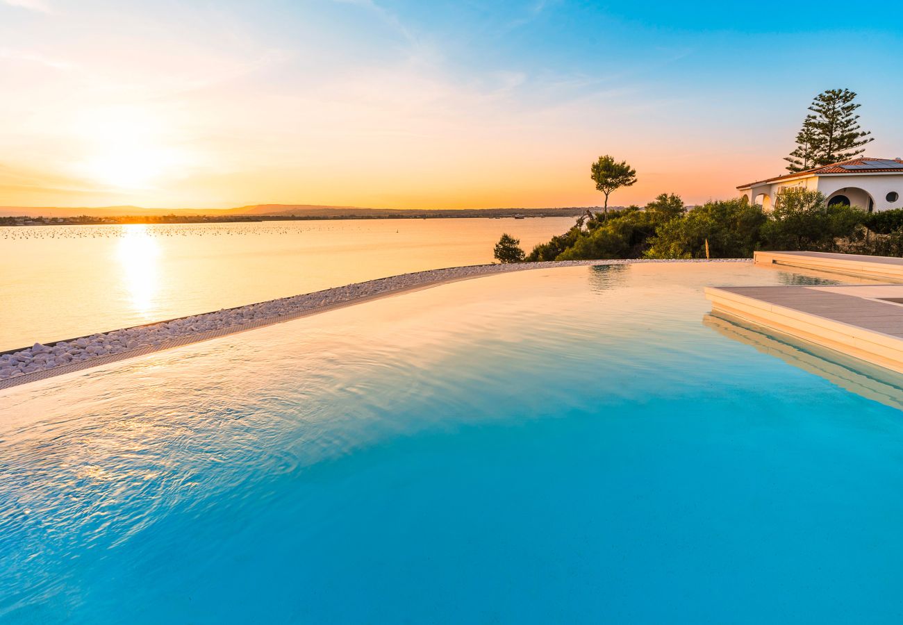 Villa a Siracusa - Lussuosa villa con piscina, jacuzzi e accesso al mare, Di Casa In Sicilia