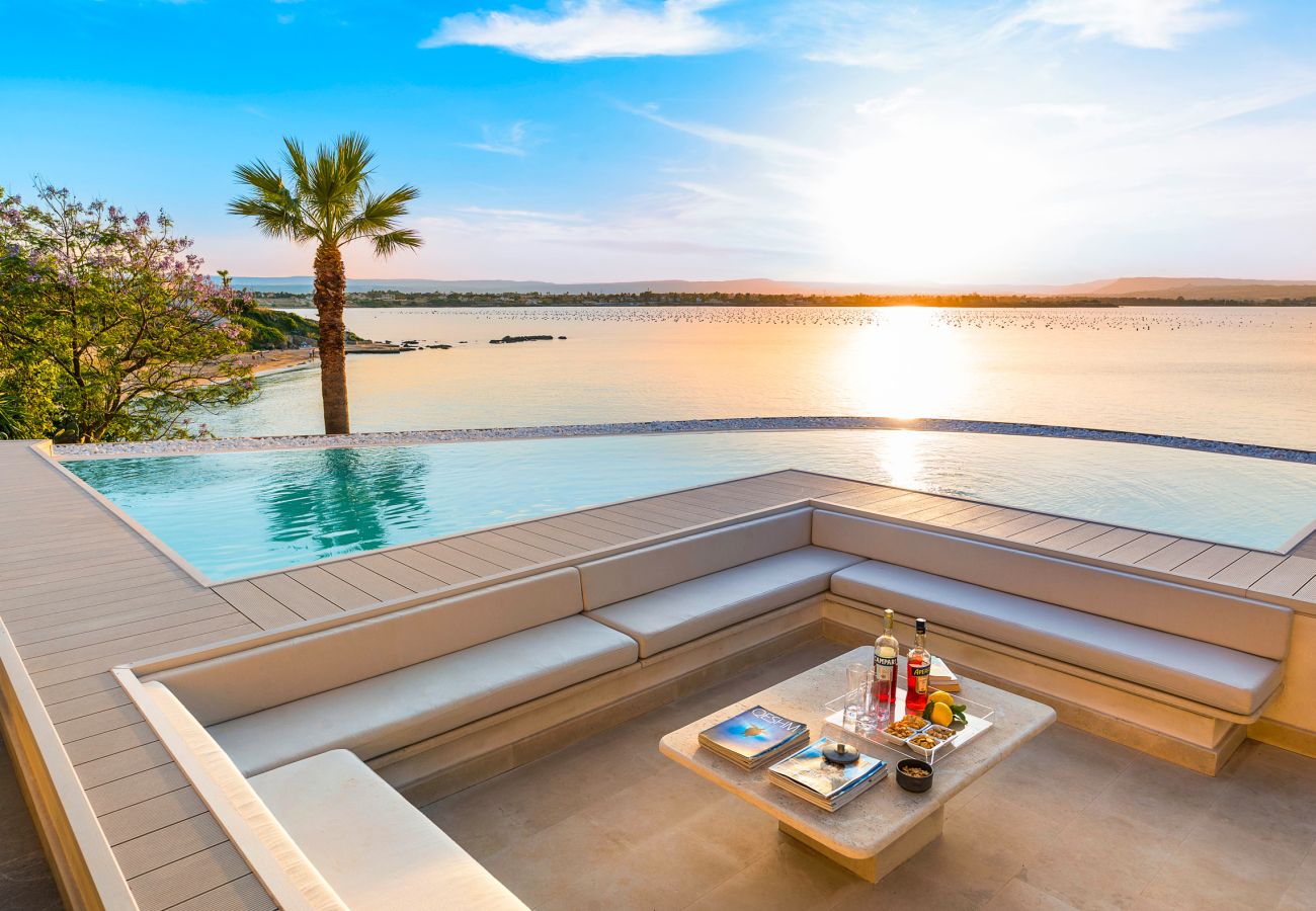 Villa a Siracusa - Lussuosa villa con piscina, jacuzzi e accesso al mare, Di Casa In Sicilia