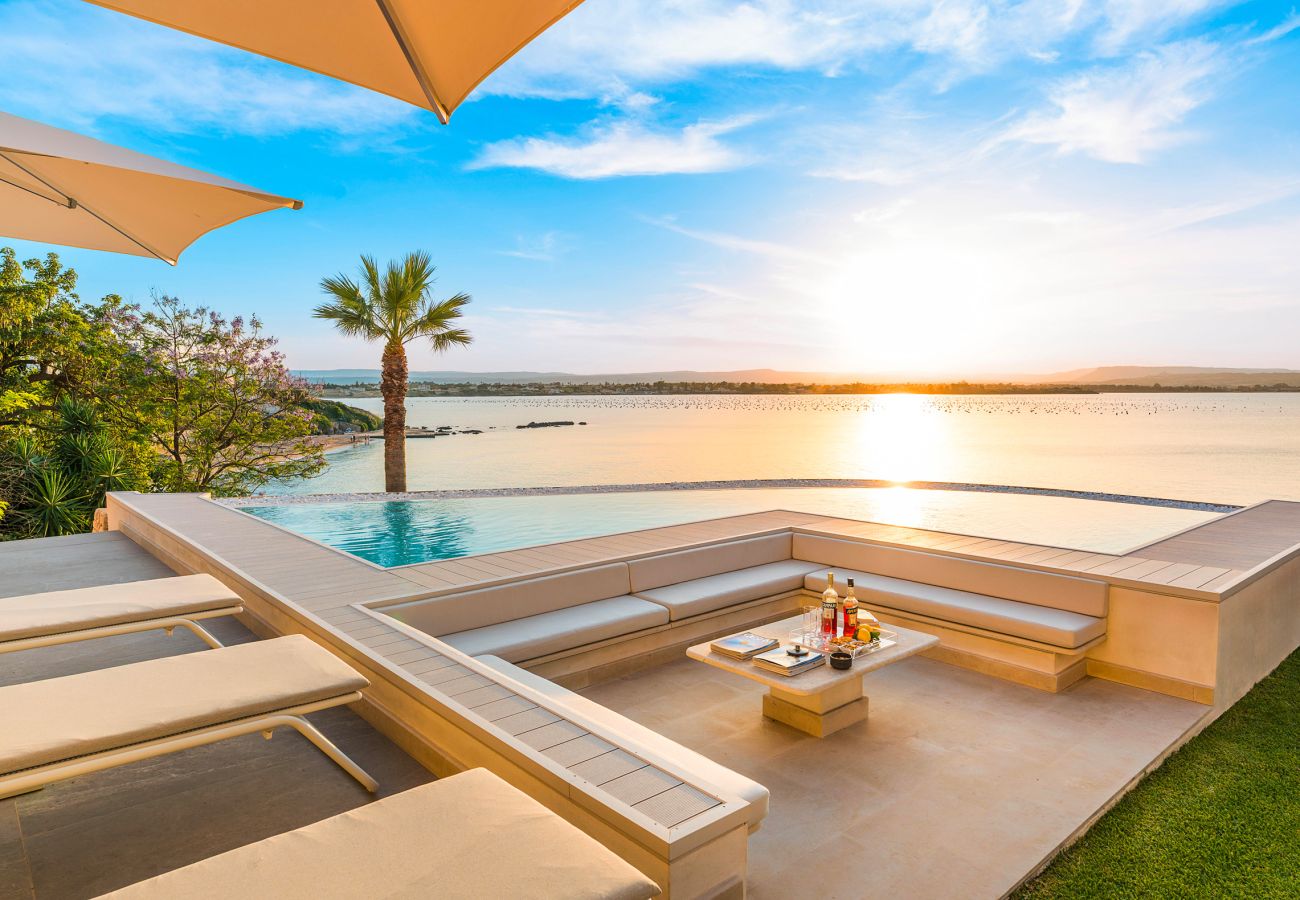 Villa a Siracusa - Lussuosa villa con piscina, jacuzzi e accesso al mare, Di Casa In Sicilia