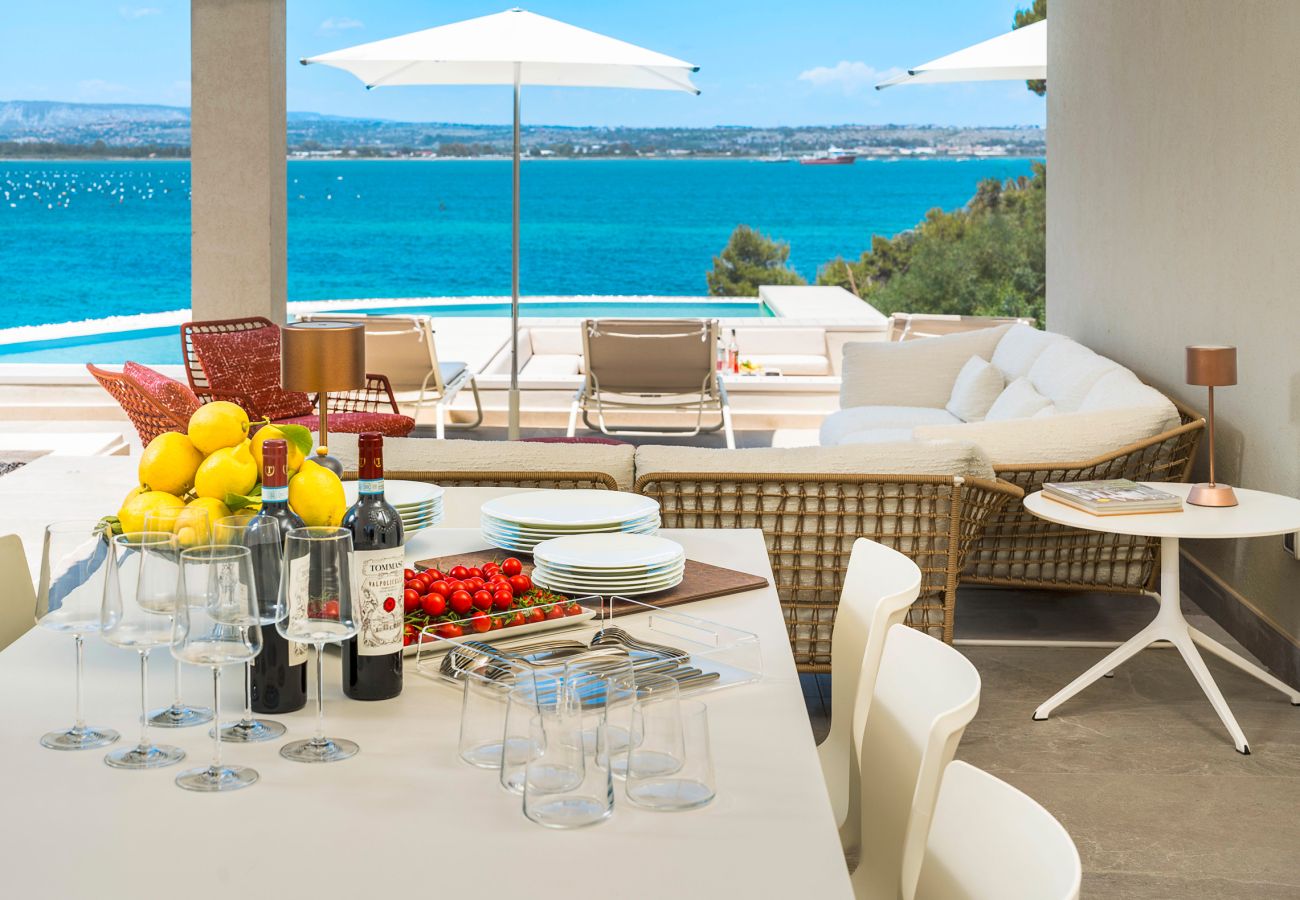 Villa a Siracusa - Lussuosa villa con piscina, jacuzzi e accesso al mare, Di Casa In Sicilia