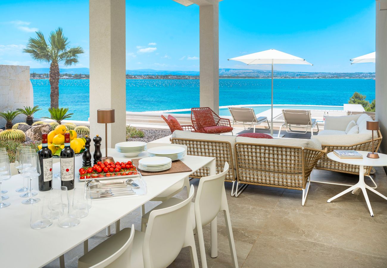 Villa a Siracusa - Lussuosa villa con piscina, jacuzzi e accesso al mare, Di Casa In Sicilia