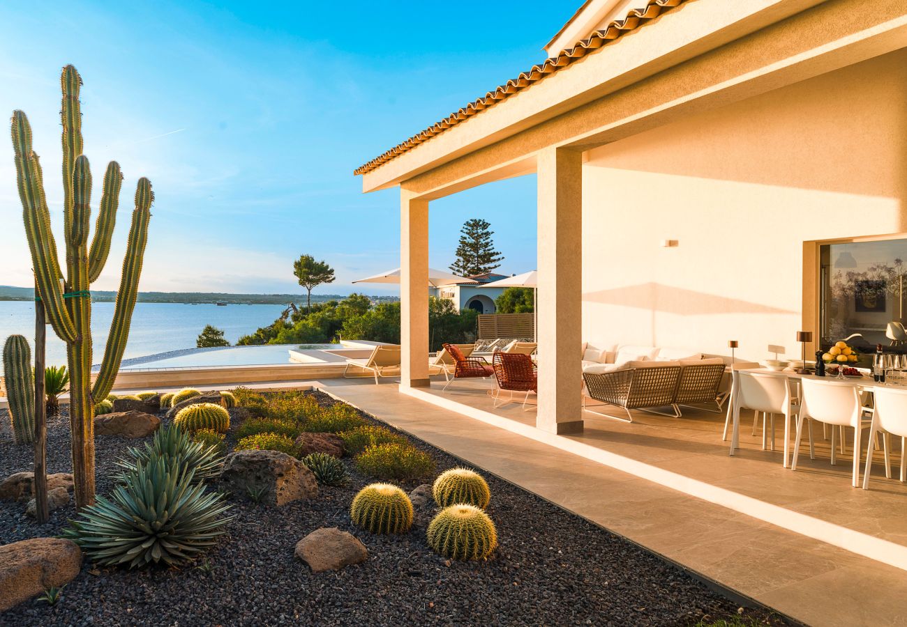 Villa a Siracusa - Lussuosa villa con piscina, jacuzzi e accesso al mare, Di Casa In Sicilia