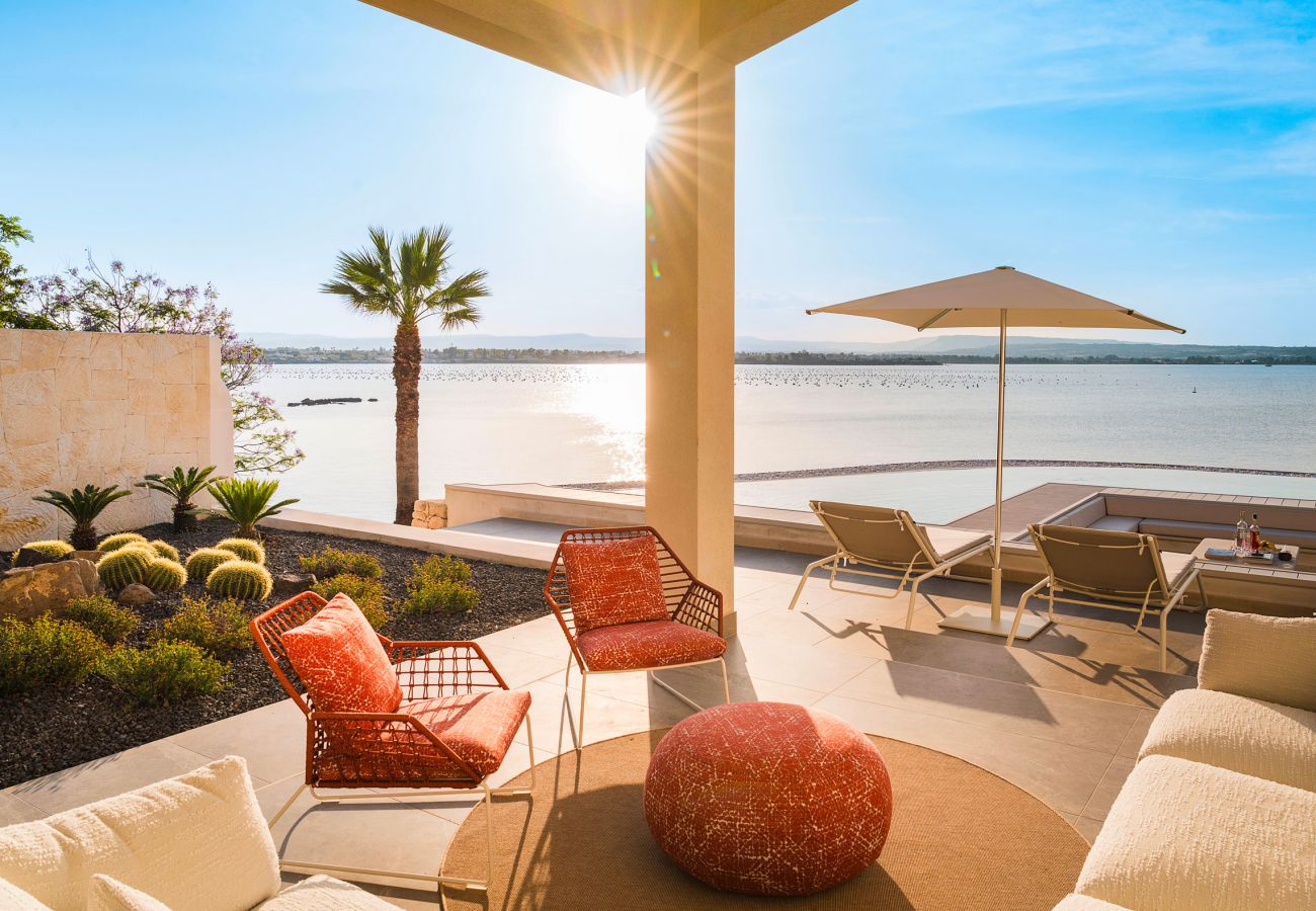 Villa a Siracusa - Lussuosa villa con piscina, jacuzzi e accesso al mare, Di Casa In Sicilia