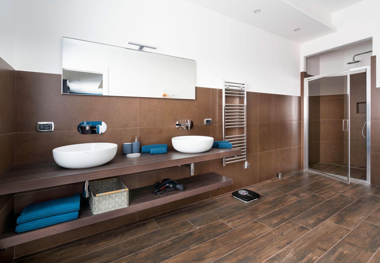 Villa a Siracusa - Lussuosa villa con piscina, jacuzzi e accesso al mare, Di Casa In Sicilia