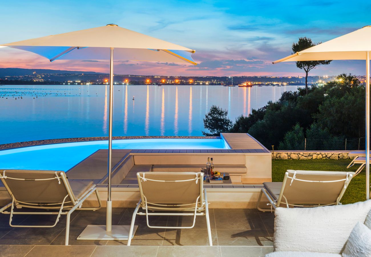 Villa a Siracusa - Lussuosa villa con piscina, jacuzzi e accesso al mare, Di Casa In Sicilia