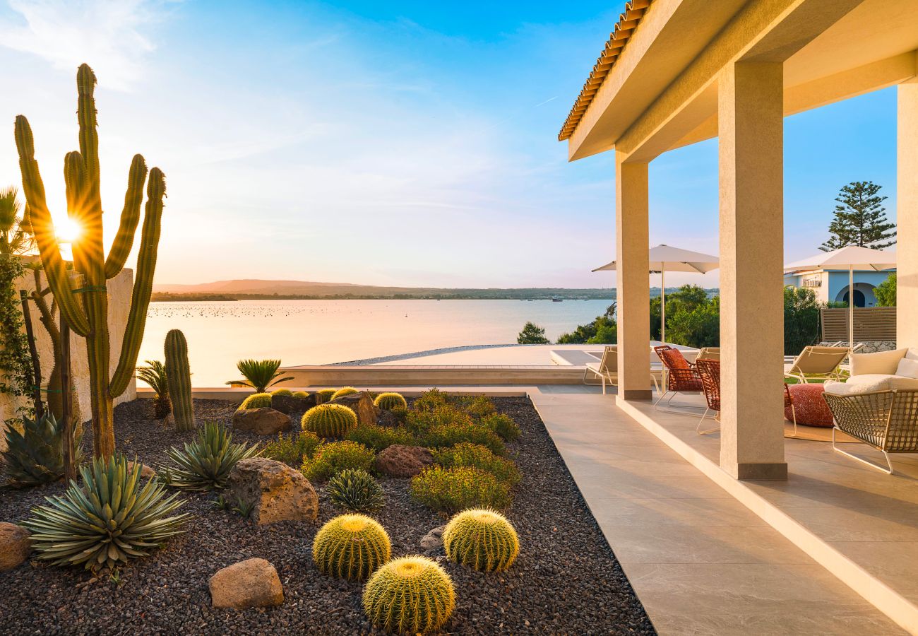 Villa a Siracusa - Lussuosa villa con piscina, jacuzzi e accesso al mare, Di Casa In Sicilia