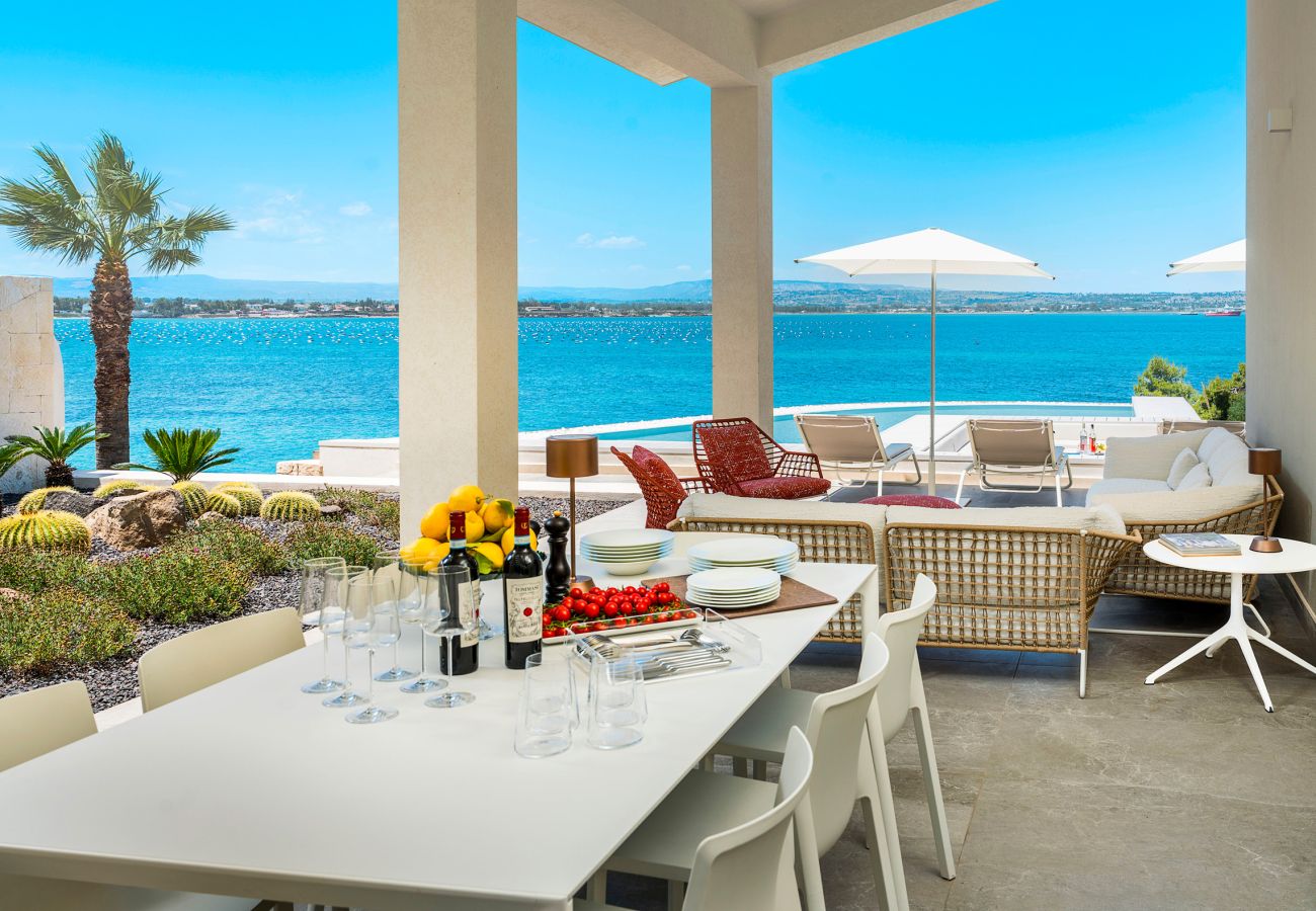 Villa a Siracusa - Lussuosa villa con piscina, jacuzzi e accesso al mare, Di Casa In Sicilia