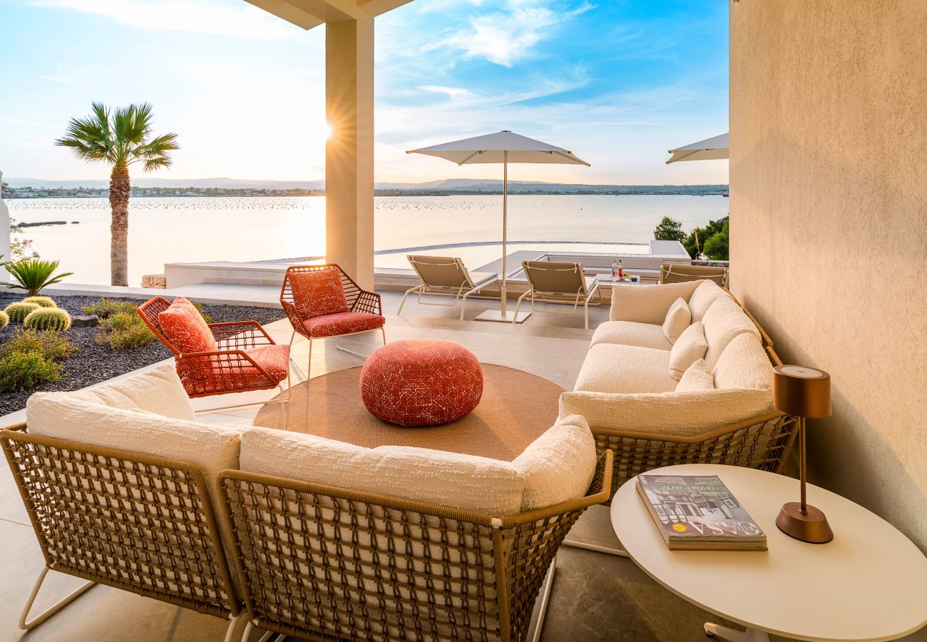 Villa a Siracusa - Lussuosa villa con piscina, jacuzzi e accesso al mare, Di Casa In Sicilia