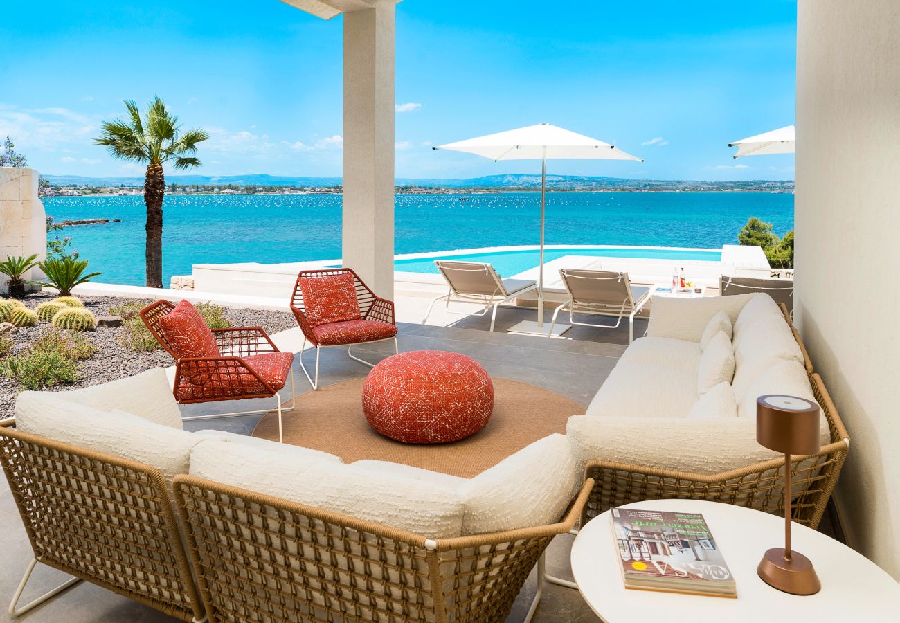 Villa a Siracusa - Lussuosa villa con piscina, jacuzzi e accesso al mare, Di Casa In Sicilia