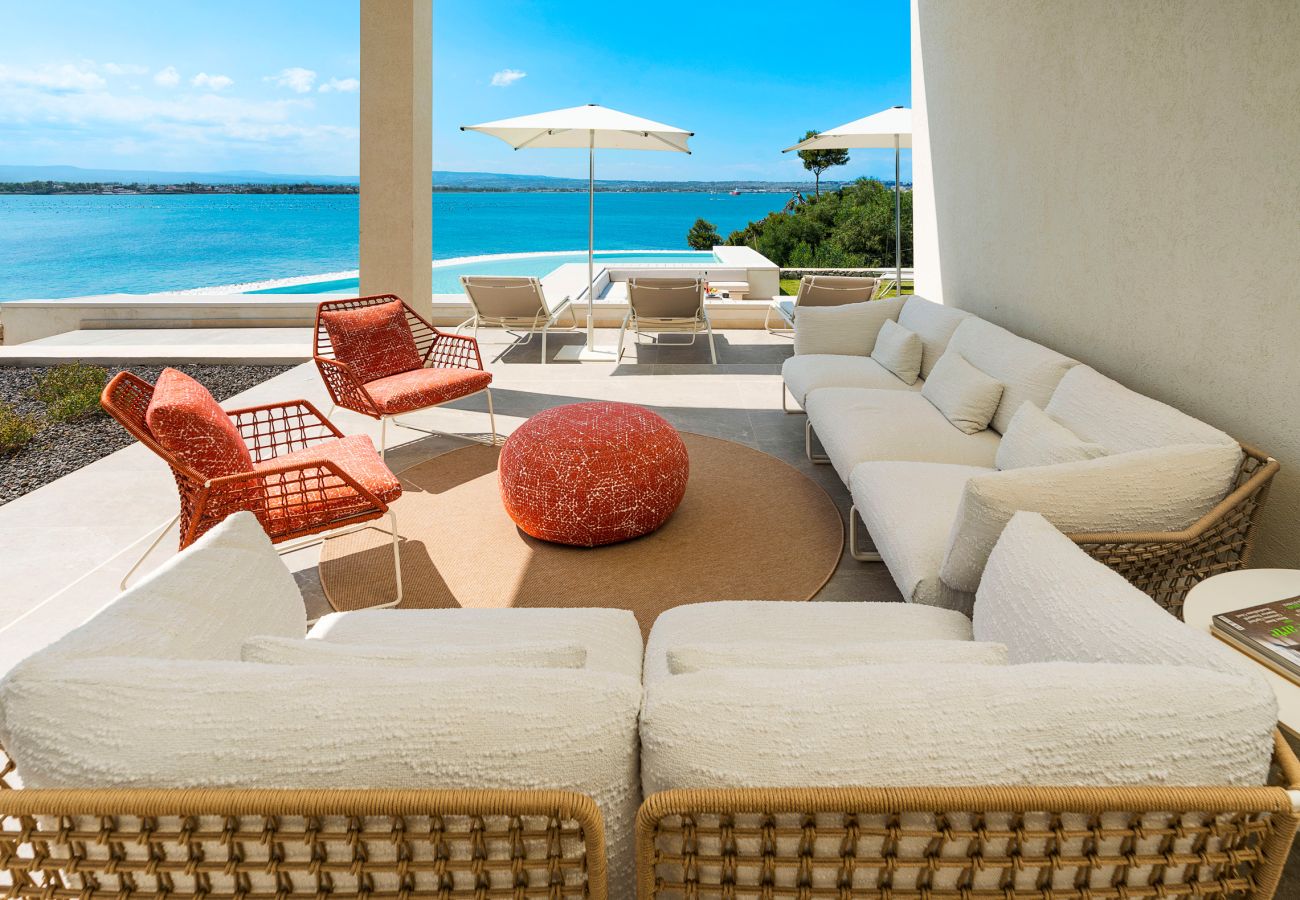 Villa a Siracusa - Lussuosa villa con piscina, jacuzzi e accesso al mare, Di Casa In Sicilia