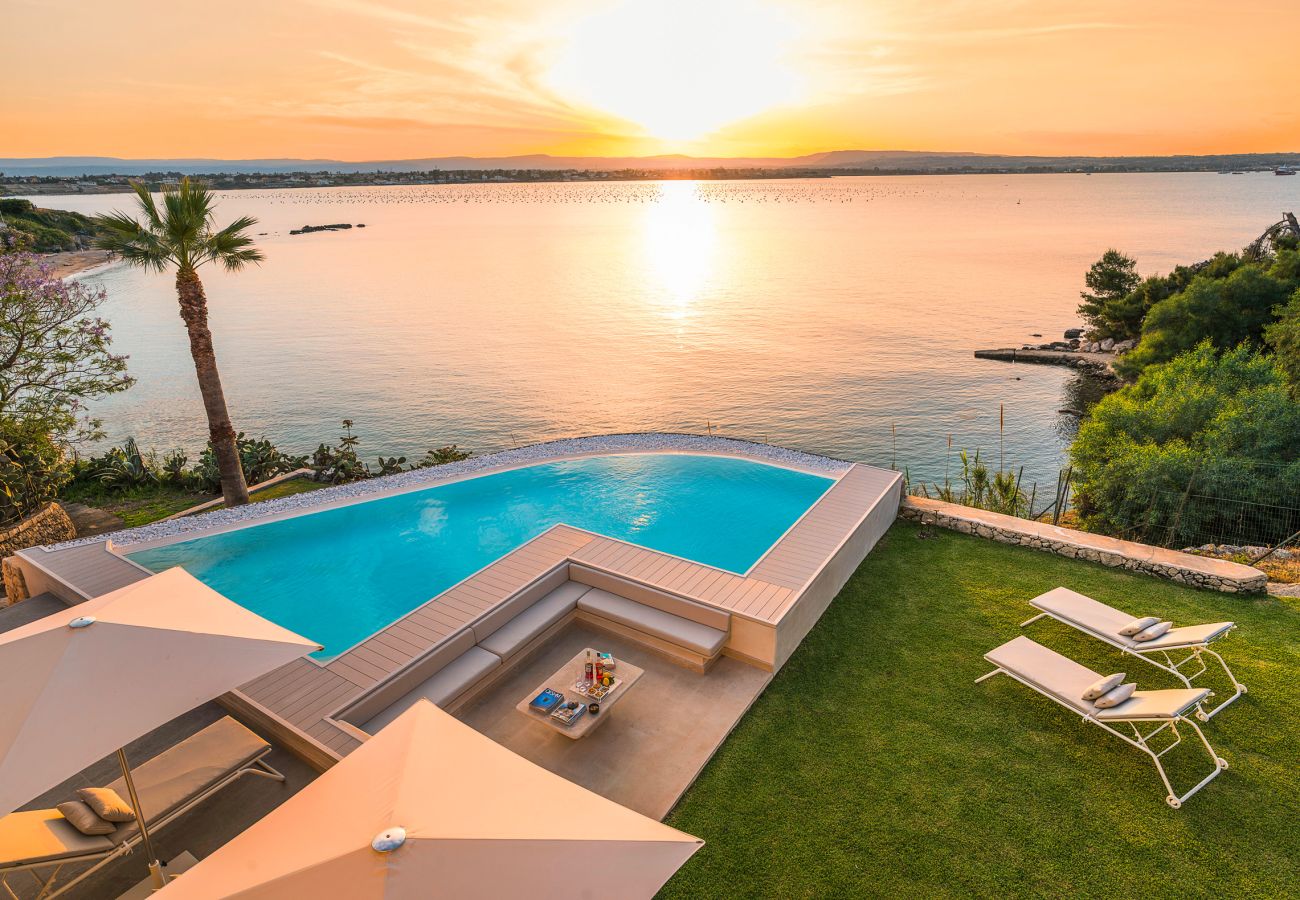 Villa a Siracusa - Lussuosa villa con piscina, jacuzzi e accesso al mare, Di Casa In Sicilia