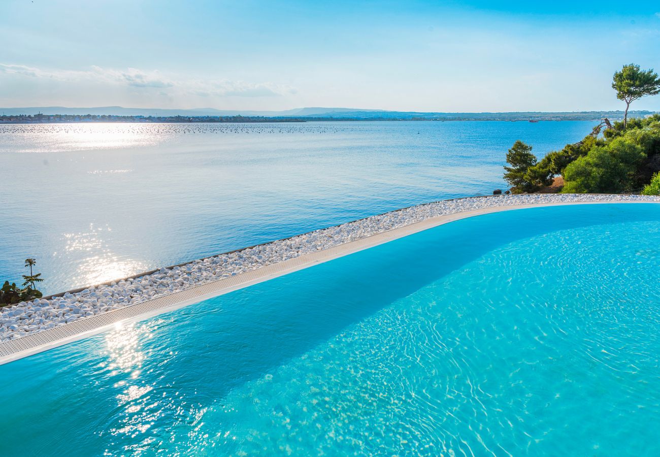 Villa a Siracusa - Lussuosa villa con piscina, jacuzzi e accesso al mare, Di Casa In Sicilia