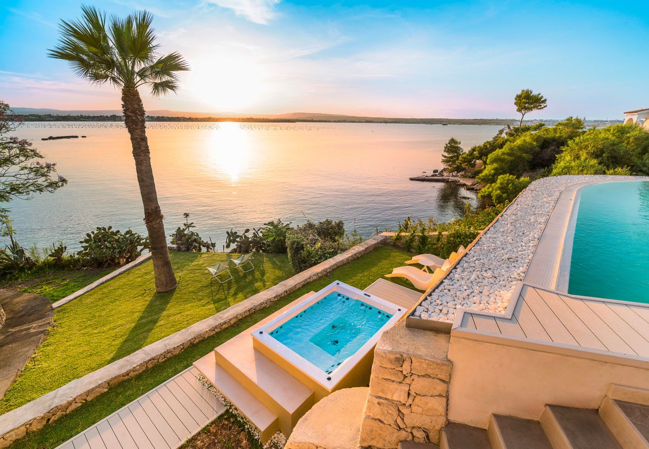 Villa a Siracusa - Lussuosa villa con piscina, jacuzzi e accesso al mare, Di Casa In Sicilia