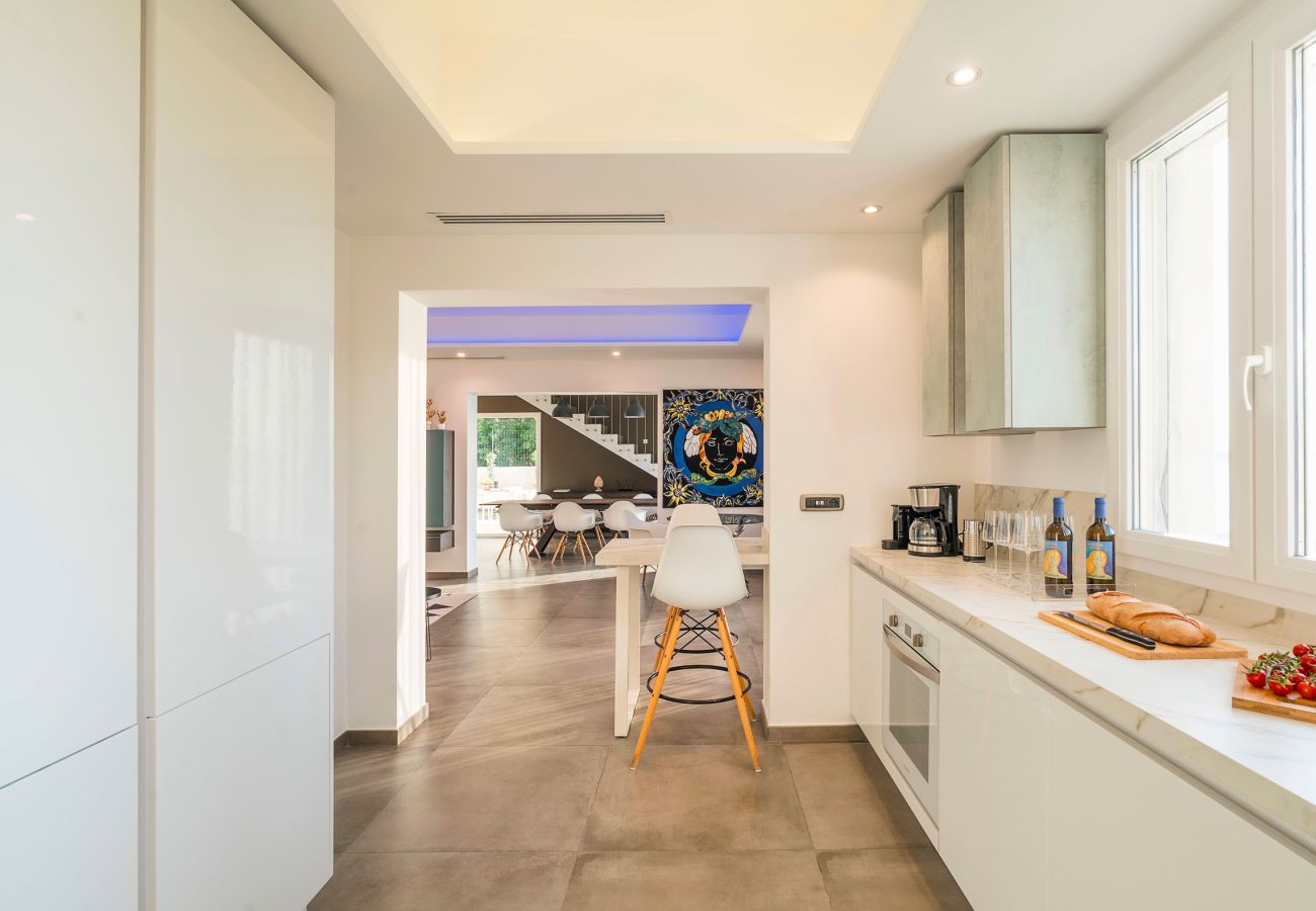 Villa a Siracusa - Lussuosa villa con piscina, jacuzzi e accesso al mare, Di Casa In Sicilia