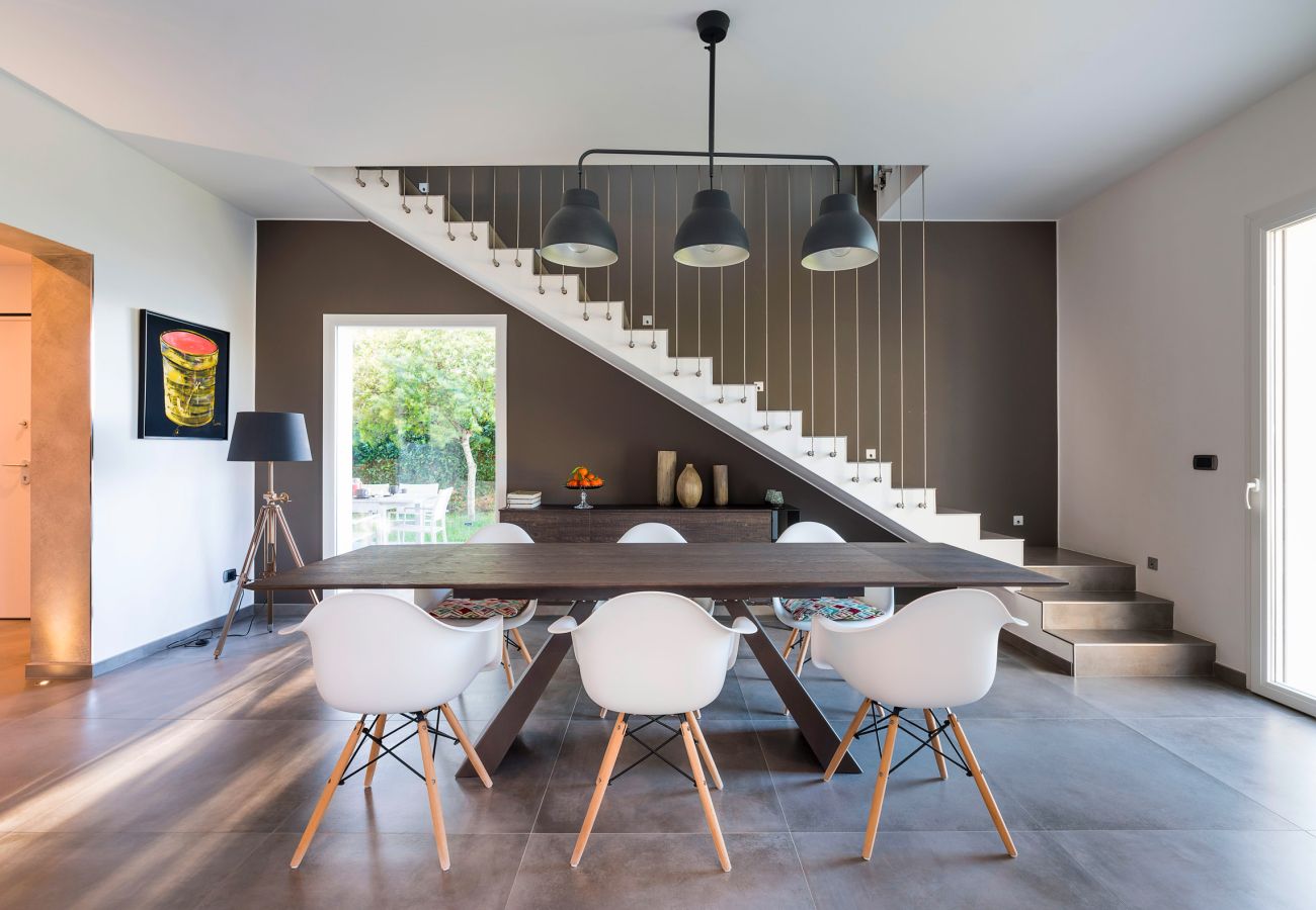 Villa a Siracusa - Lussuosa villa con piscina, jacuzzi e accesso al mare, Di Casa In Sicilia