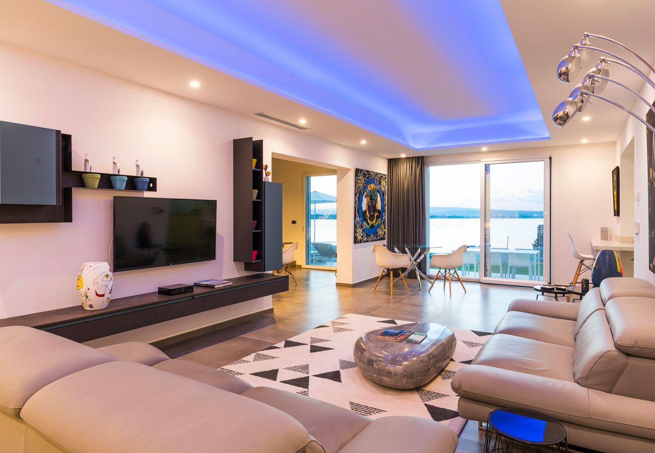 Villa a Siracusa - Lussuosa villa con piscina, jacuzzi e accesso al mare, Di Casa In Sicilia