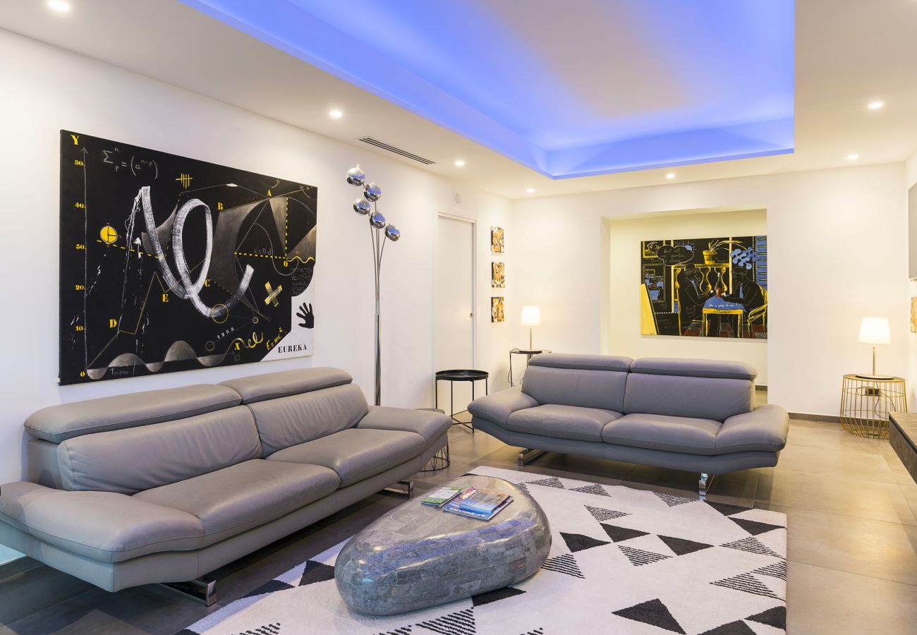 Villa a Siracusa - Lussuosa villa con piscina, jacuzzi e accesso al mare, Di Casa In Sicilia