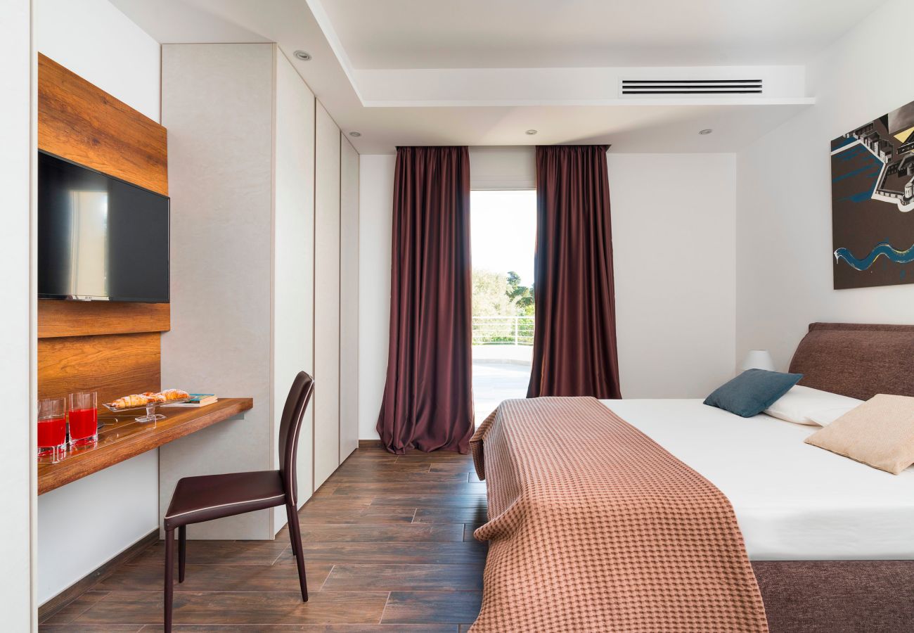 Villa a Siracusa - Lussuosa villa con piscina, jacuzzi e accesso al mare, Di Casa In Sicilia