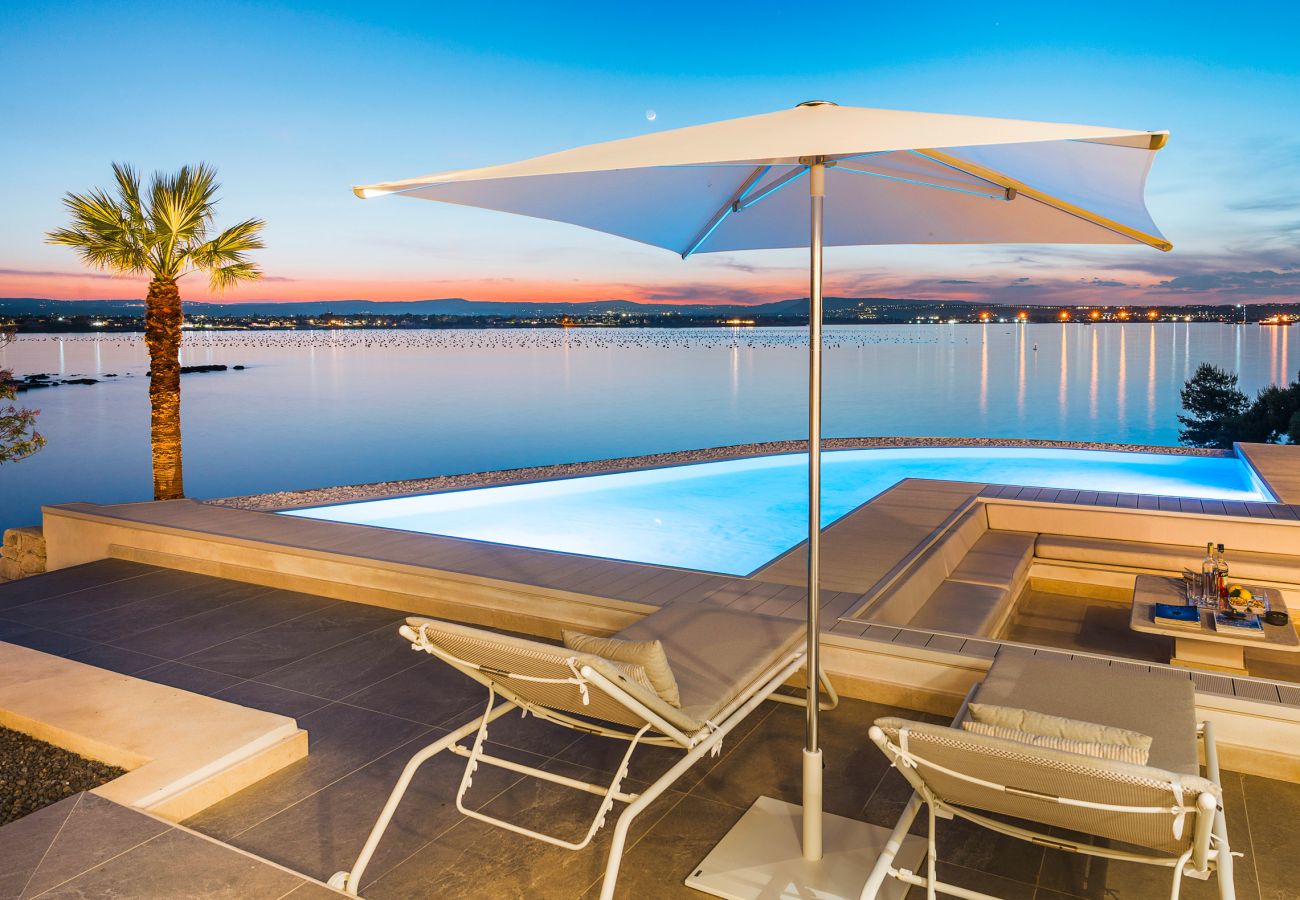 Villa a Siracusa - Lussuosa villa con piscina, jacuzzi e accesso al mare, Di Casa In Sicilia