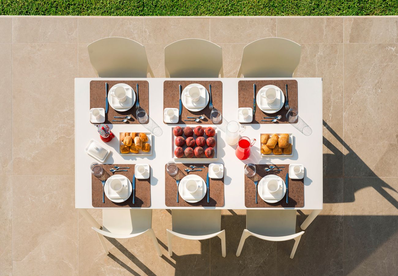 Villa a Siracusa - Lussuosa villa con piscina, jacuzzi e accesso al mare, Di Casa In Sicilia