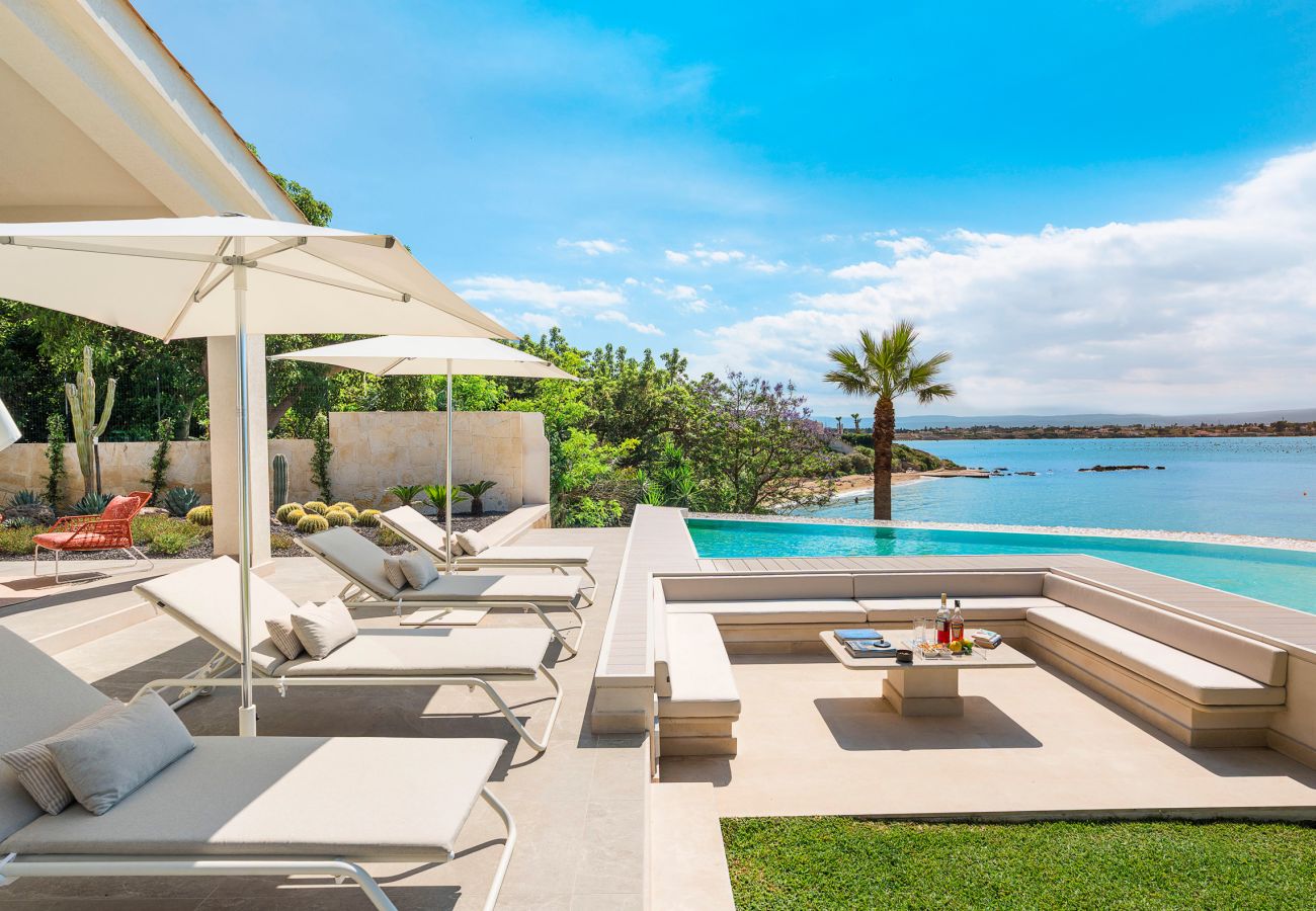 Villa a Siracusa - Lussuosa villa con piscina, jacuzzi e accesso al mare, Di Casa In Sicilia