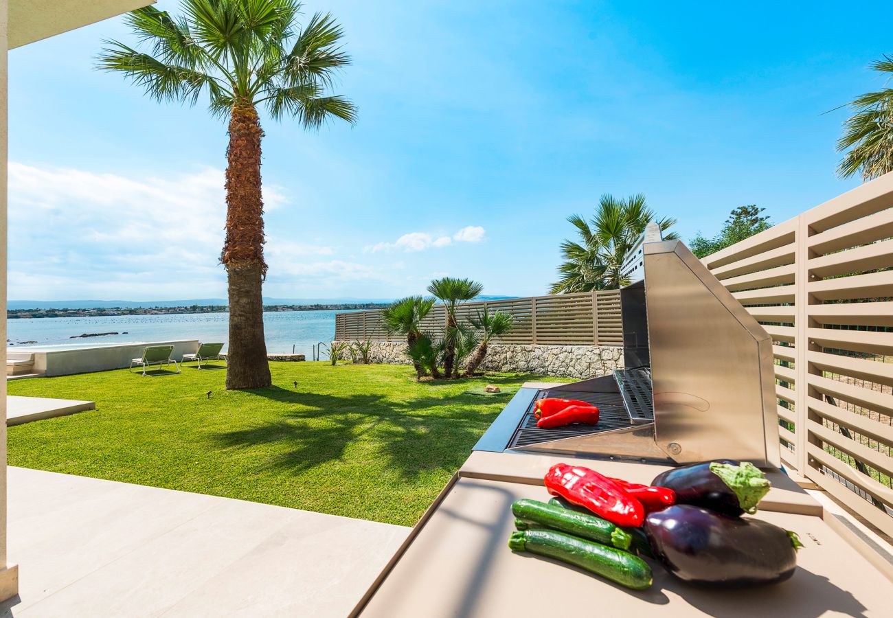Villa a Siracusa - Lussuosa villa con piscina, jacuzzi e accesso al mare, Di Casa In Sicilia