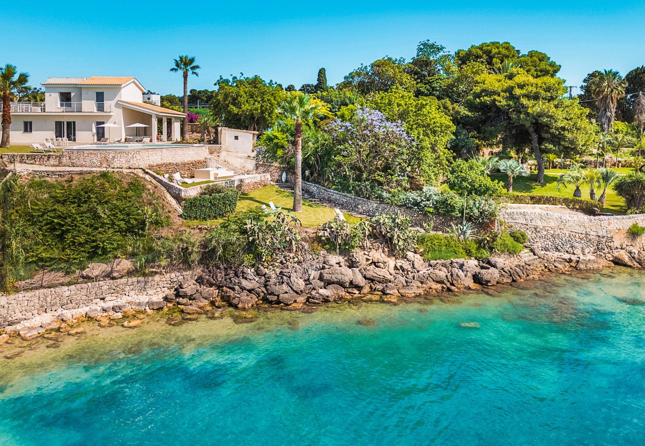 Villa a Siracusa - Lussuosa villa con piscina, jacuzzi e accesso al mare, Di Casa In Sicilia