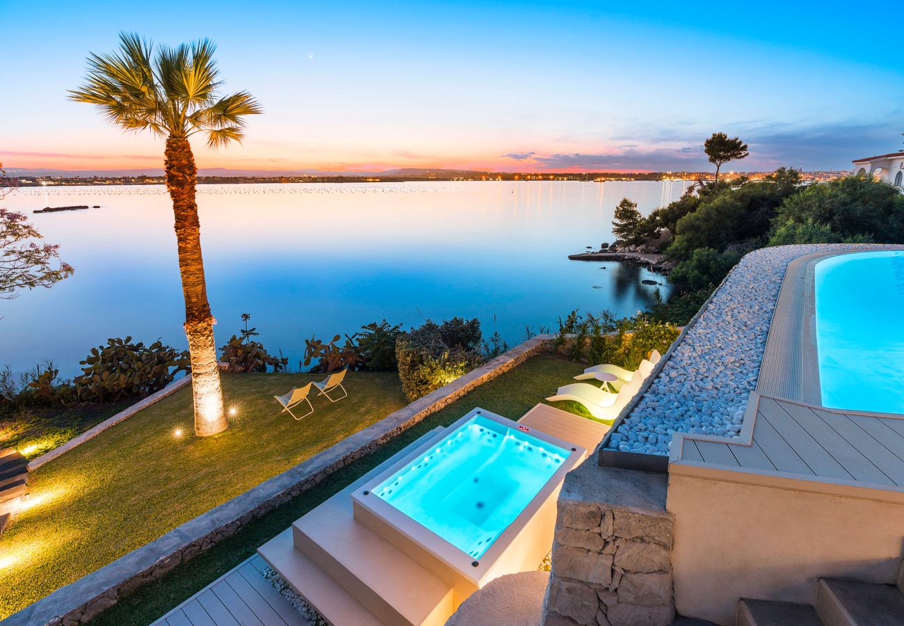 Villa a Siracusa - Lussuosa villa con piscina, jacuzzi e accesso al mare, Di Casa In Sicilia